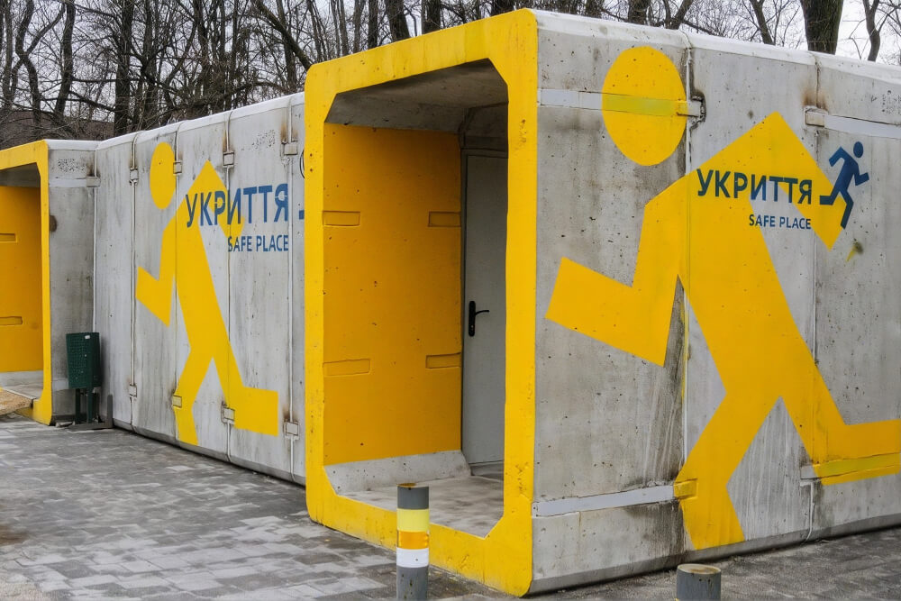 Модульні укриття з жовтими входами та написами «Укриття»